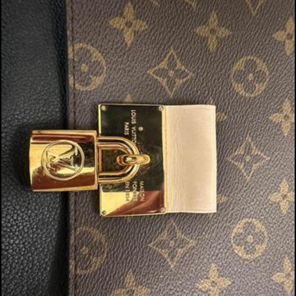Selling Louis Vuitton purse purchased in 2020 - Picture 6 of 8